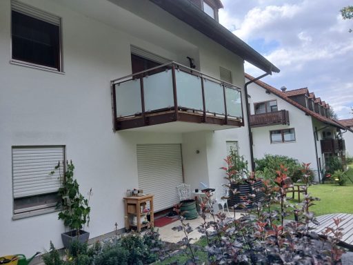 Balkongeländer Balkon eines Wohnhauses mit Pflanzen und Möbeln im Garten.