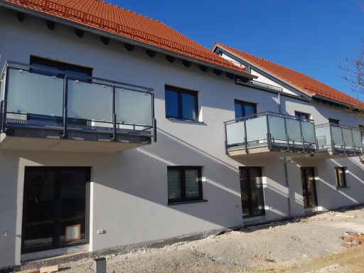 Balkongeländer Neues Wohngebäude mit mehreren Balkonen und klaren Fenstern bei sonnigem Wetter.