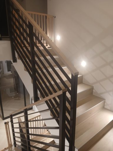 Geländer Holztreppe mit modernen Geländer und sanfter Beleuchtung.